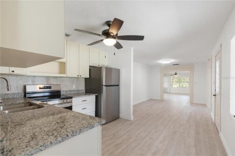 Commercial property in New Port Richey, Florida 4 bedrooms, 212.1 sq.m. № 2211185 - photo 15