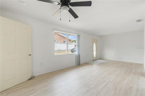 Commercial property in New Port Richey, Florida 4 bedrooms, 212.1 sq.m. № 2211185 - photo 24