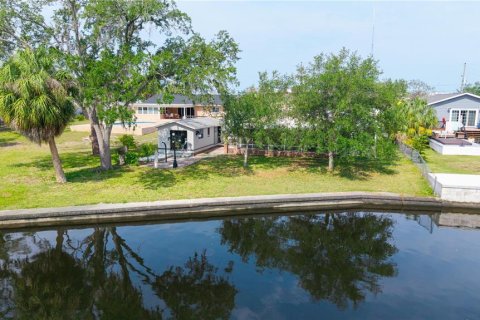 Commercial property in New Port Richey, Florida 4 bedrooms, 212.1 sq.m. № 2211185 - photo 30