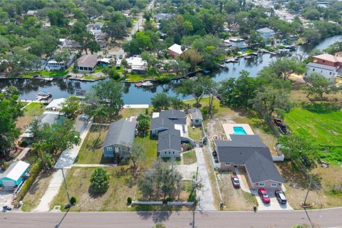 Commercial property in New Port Richey, Florida 4 bedrooms, 212.1 sq.m. № 2211185 - photo 29