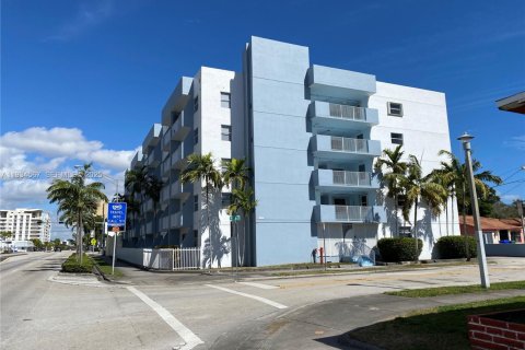 Снять в аренду кондоминиум в Майами, Флорида 2 спальни, 58.06м2, № 1992737 - фото 4
