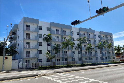 Снять в аренду кондоминиум в Майами, Флорида 2 спальни, 58.06м2, № 1992737 - фото 1