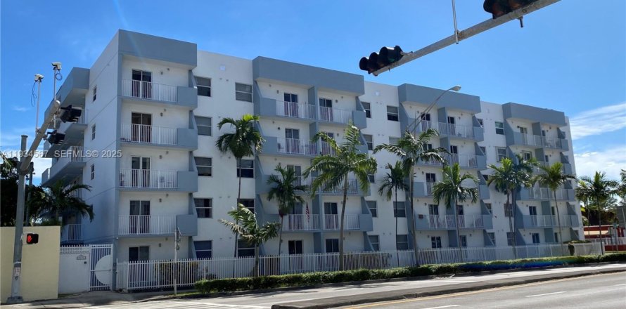 Кондоминиум с 2 спальнями в Майами, Флорида № 1992737