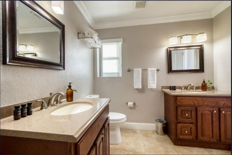 House in Fort Lauderdale, Florida 6 bedrooms, 325.16 sq.m. № 2158169 - photo 28