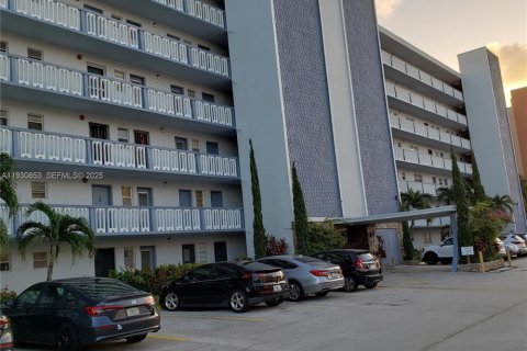Condominio en venta en Hallandale Beach, Florida, 1 dormitorio, 67.82 m2 № 1989525 - foto 21