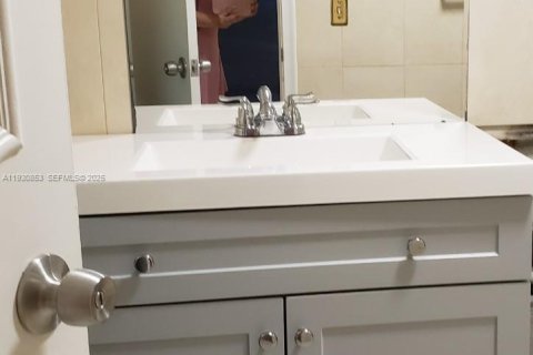 Condominio en venta en Hallandale Beach, Florida, 1 dormitorio, 67.82 m2 № 1989525 - foto 5