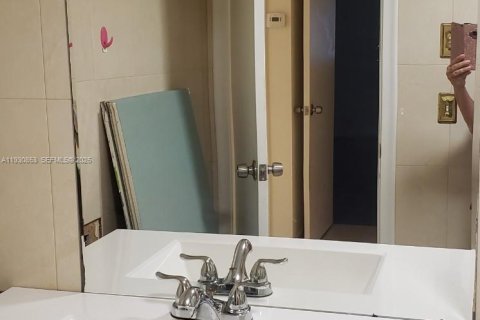 Condominio en venta en Hallandale Beach, Florida, 1 dormitorio, 67.82 m2 № 1989525 - foto 4