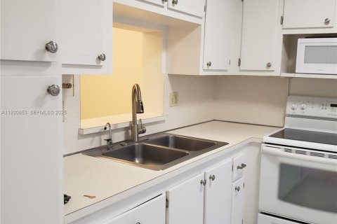 Condominio en venta en Hallandale Beach, Florida, 1 dormitorio, 67.82 m2 № 1989525 - foto 12