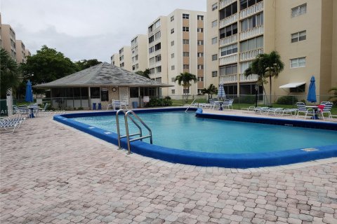 Condominio en venta en Hallandale Beach, Florida, 1 dormitorio, 67.82 m2 № 1989525 - foto 14