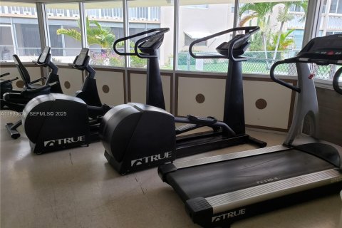 Condominio en venta en Hallandale Beach, Florida, 1 dormitorio, 67.82 m2 № 1989525 - foto 17