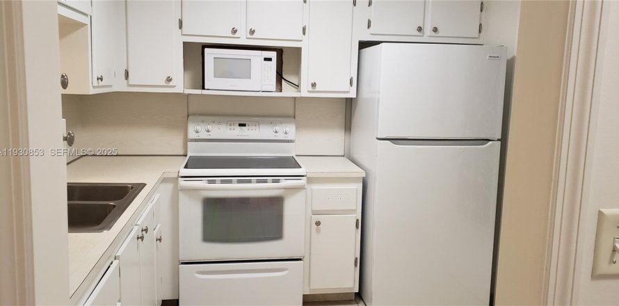 Condominio en Hallandale Beach, Florida, 1 dormitorio  № 1989525