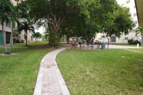 Condominio en venta en Hallandale Beach, Florida, 1 dormitorio, 67.82 m2 № 1989525 - foto 20