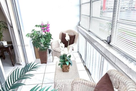 Condominio en venta en Miami, Florida, 1 dormitorio, 79.99 m2 № 1993629 - foto 2