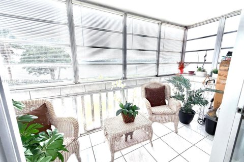 Condominio en venta en Miami, Florida, 1 dormitorio, 79.99 m2 № 1993629 - foto 4