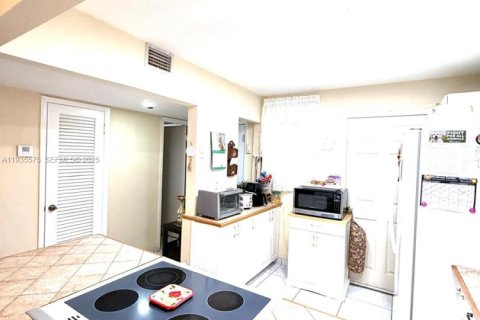 Condominio en venta en Miami, Florida, 1 dormitorio, 79.99 m2 № 1993629 - foto 12