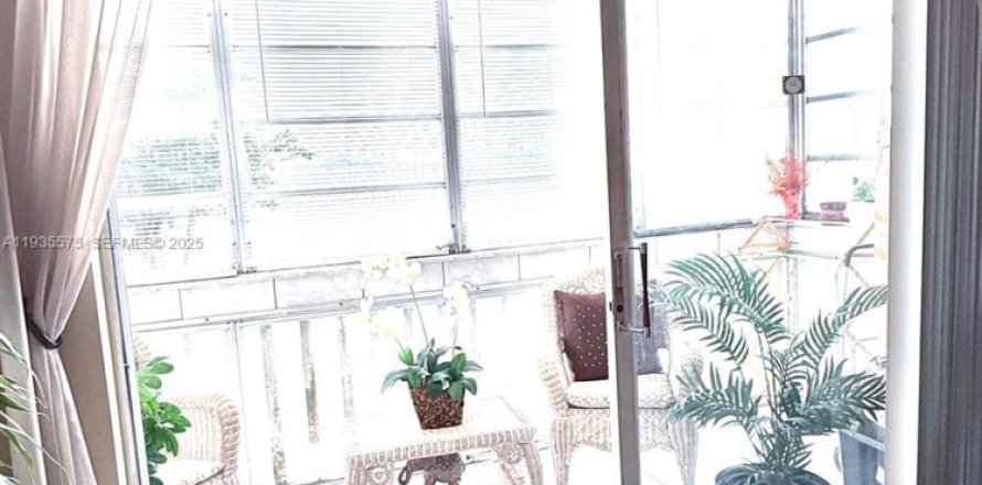 Condominio en Miami, Florida, 1 dormitorio  № 1993629