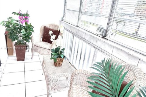 Condominio en venta en Miami, Florida, 1 dormitorio, 79.99 m2 № 1993629 - foto 3