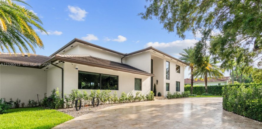 Villa ou maison à Pinecrest, Floride 6 chambres, 556.58 m2 № 2418011