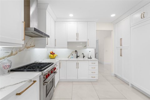 Villa ou maison à vendre à Pinecrest, Floride: 6 chambres, 556.58 m2 № 2418011 - photo 6