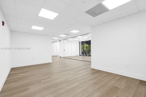 Immobilier commercial à vendre à Miami, Floride № 2031189 - photo 2