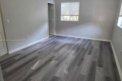 Townhouse in Miramar, Florida 3 bedrooms, 132.2 sq.m. № 1895412 - photo 13