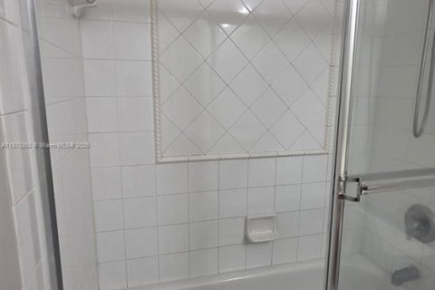 Townhouse in Miramar, Florida 3 bedrooms, 132.2 sq.m. № 1895412 - photo 15