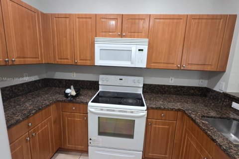 Townhouse in Miramar, Florida 3 bedrooms, 132.2 sq.m. № 1895412 - photo 4