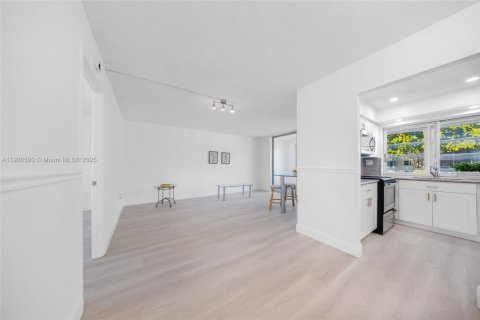 Condo in Tamarac, Florida, 2 bedrooms № 1952820 - photo 10