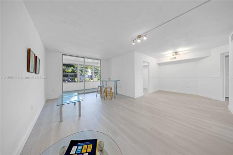 Condo in Tamarac, Florida, 2 bedrooms № 1952820 - photo 8