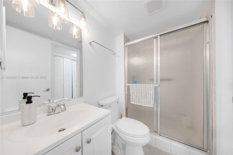 Condo in Tamarac, Florida, 2 bedrooms № 1952820 - photo 17