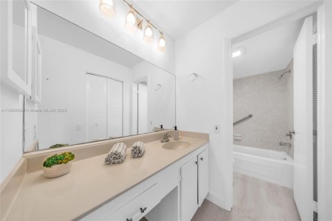 Condo in Tamarac, Florida, 2 bedrooms № 1952820 - photo 21