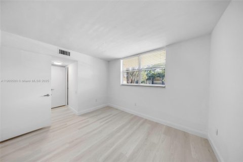 Condo in Tamarac, Florida, 2 bedrooms № 1952820 - photo 16