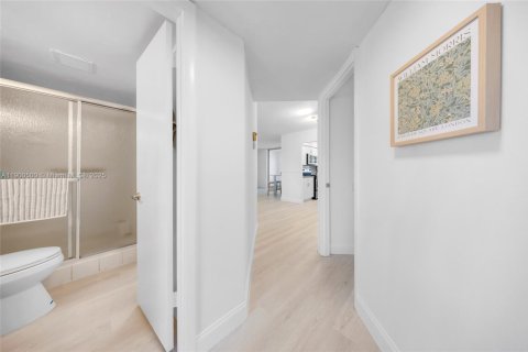 Condo in Tamarac, Florida, 2 bedrooms № 1952820 - photo 5