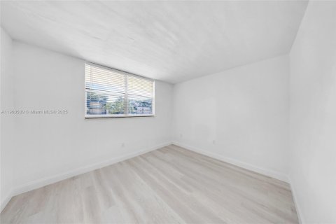 Condo in Tamarac, Florida, 2 bedrooms № 1952820 - photo 14