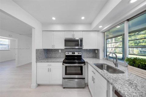 Condo in Tamarac, Florida, 2 bedrooms № 1952820 - photo 12