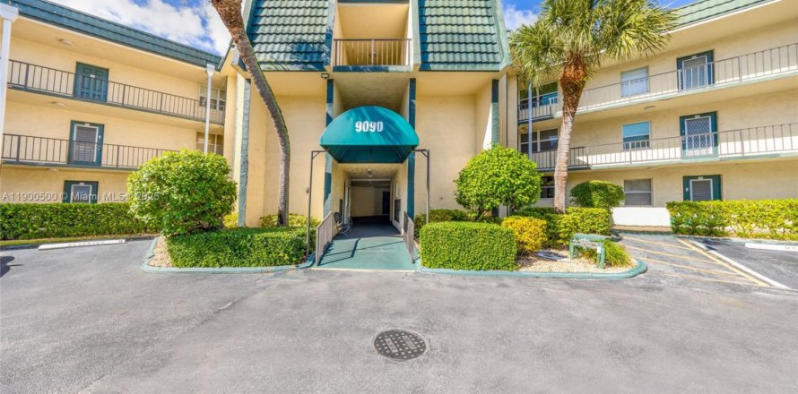 Condo in Tamarac, Florida, 2 bedrooms № 1952820