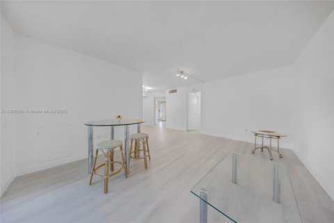 Condo in Tamarac, Florida, 2 bedrooms № 1952820 - photo 9