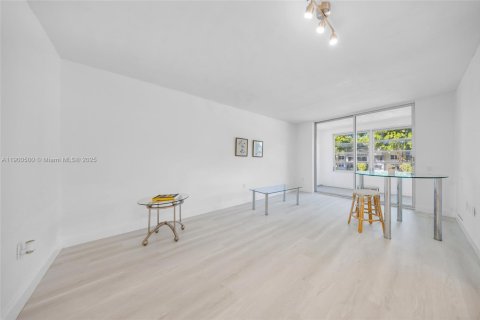 Condo in Tamarac, Florida, 2 bedrooms № 1952820 - photo 6