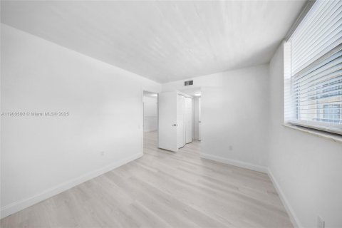 Condo in Tamarac, Florida, 2 bedrooms № 1952820 - photo 15