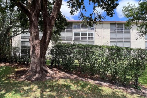 Condo in Coconut Creek, Florida, 2 bedrooms  № 892188 - photo 1