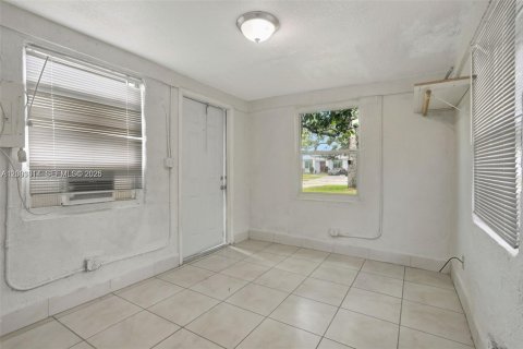 Immobilier commercial à louer à Oakland Park, Floride: 129.97 m2 № 2070343 - photo 4
