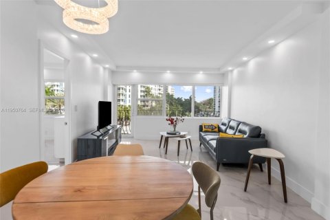 Condominio en Fort Lauderdale, Florida, 2 dormitorios № 2006398