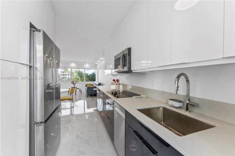 Condominio en alquiler en Fort Lauderdale, Florida, 2 dormitorios, 70.61 m2 № 2006398 - foto 2