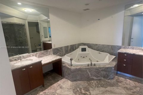 Condo in Sunny Isles Beach, Florida, 2 bedrooms  № 1865337 - photo 16