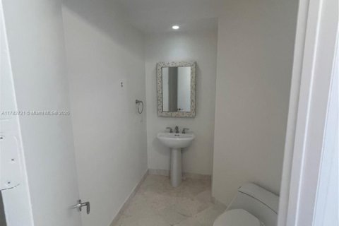Condo in Sunny Isles Beach, Florida, 2 bedrooms  № 1865337 - photo 11