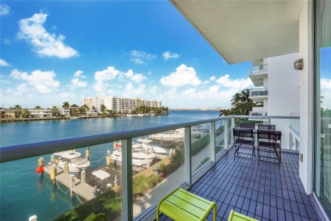 Condo in North Bay Village, Florida, 1 bedroom  № 2011047 - photo 16