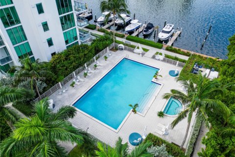 Condo in North Bay Village, Florida, 1 bedroom  № 2011047 - photo 20