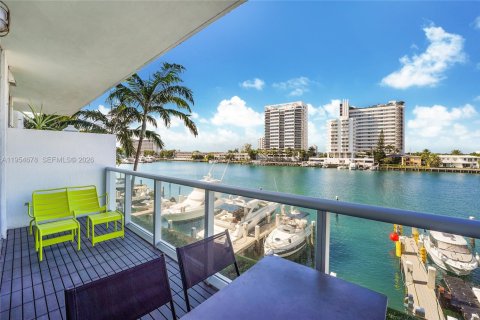 Condo in North Bay Village, Florida, 1 bedroom  № 2011047 - photo 17