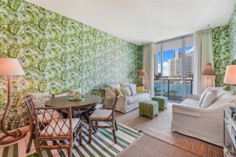 Condo in North Bay Village, Florida, 1 bedroom  № 2011047 - photo 11