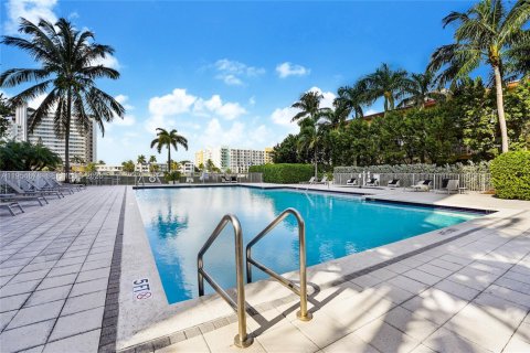 Condo in North Bay Village, Florida, 1 bedroom  № 2011047 - photo 18